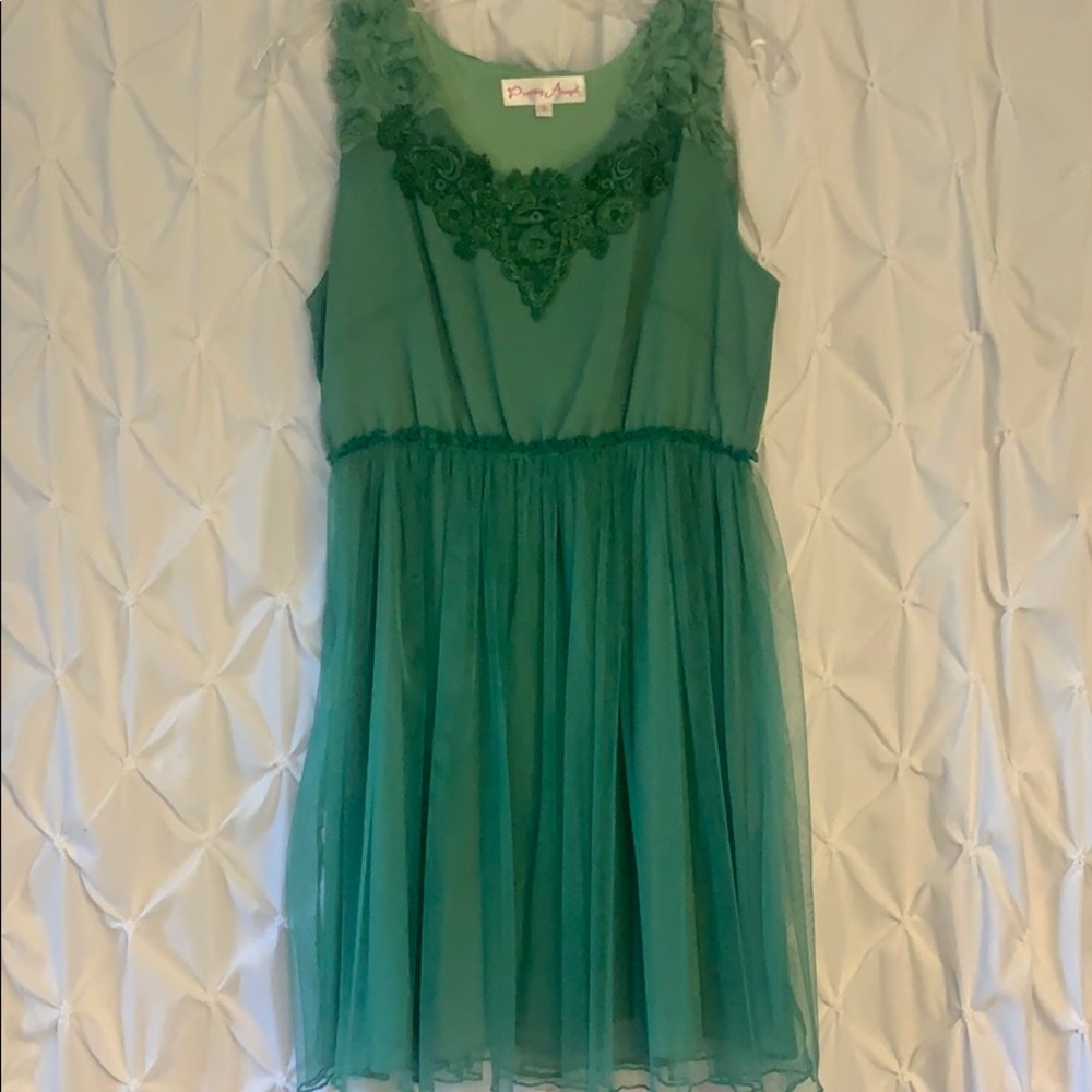 Adorable green dress with lace detail and flow